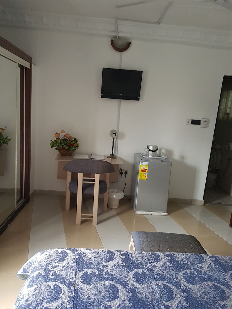 Hill View Hotel West Airport 62/68