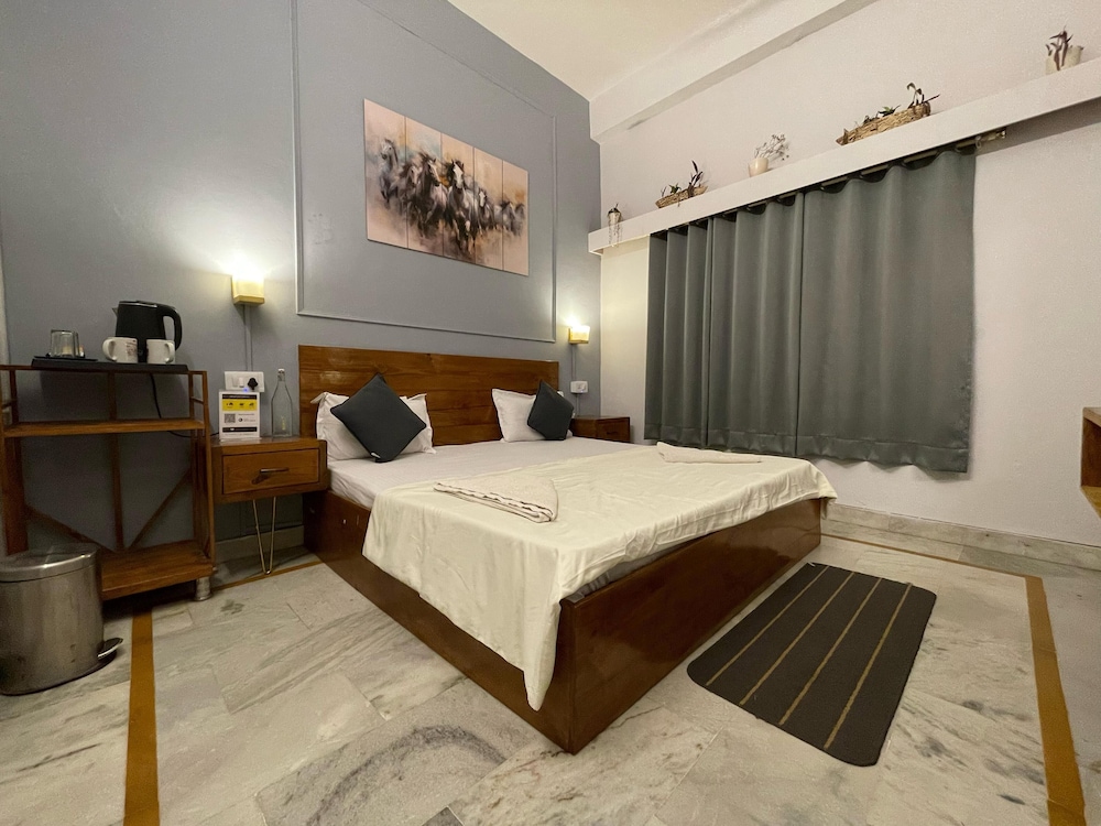 BASIC, QUEEN BED, PRIVATE BATHROOM