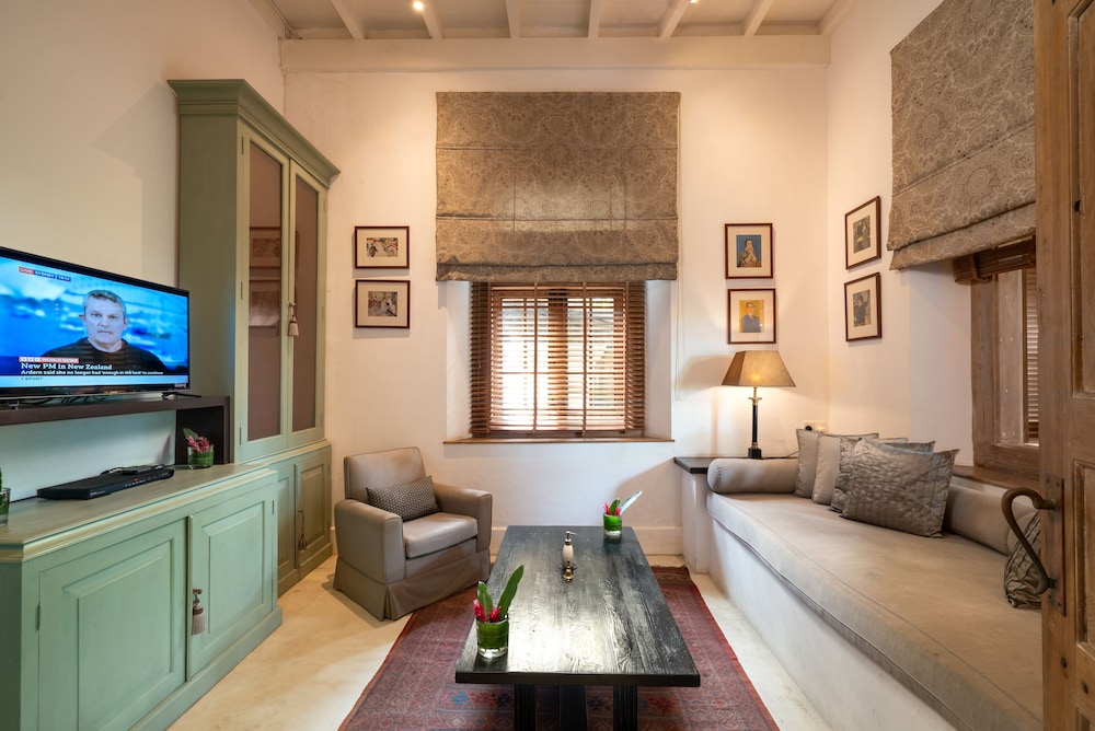 Taru Villas Rampart Street 27/50