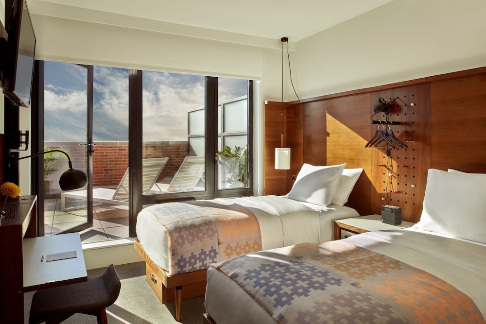 ROOM, TWIN BEDS
