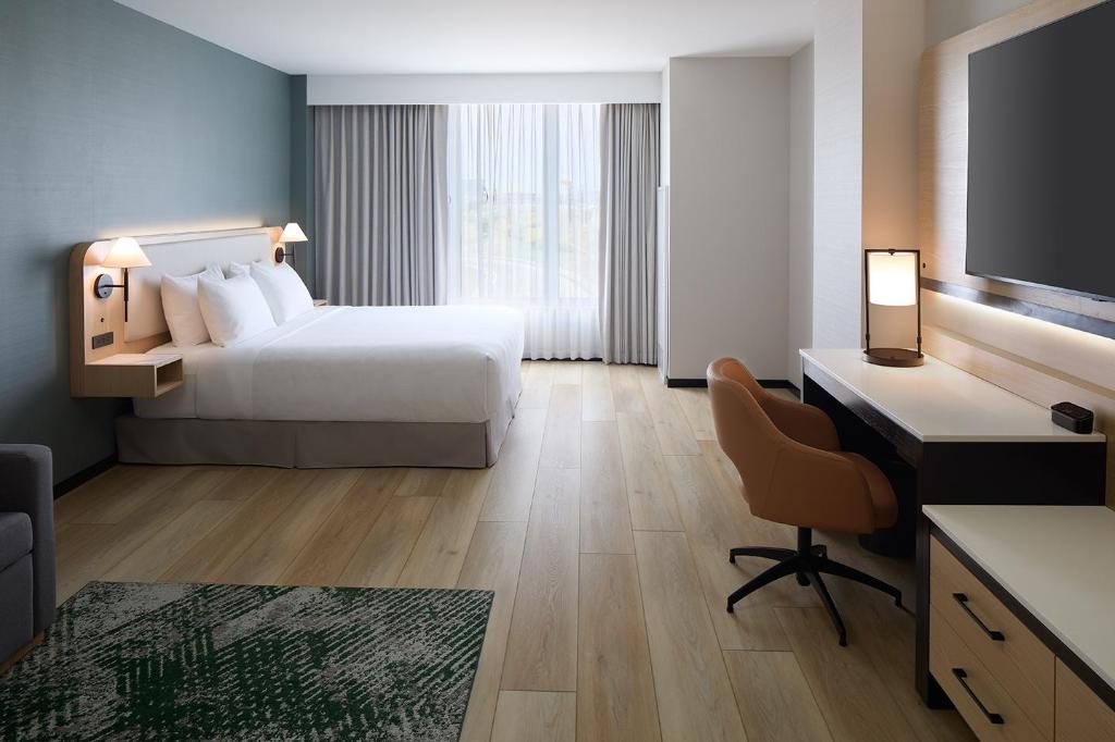 Specialty, King Bed, Sofa, Bathtub, Accessible، Hyatt Place Montreal Airport 5/6