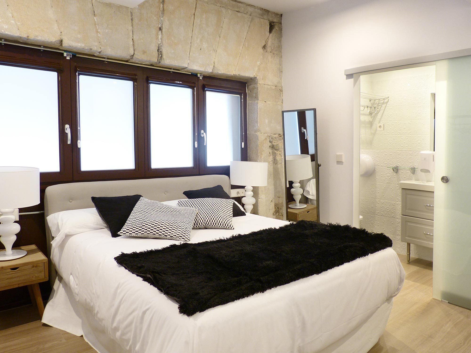 GUGGENHEIM, DELUXE, DOUBLE BED
