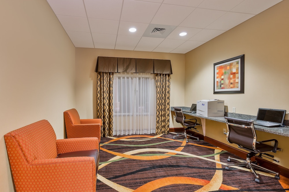 Holiday Inn Express Hotel and Suites Salina 39/62