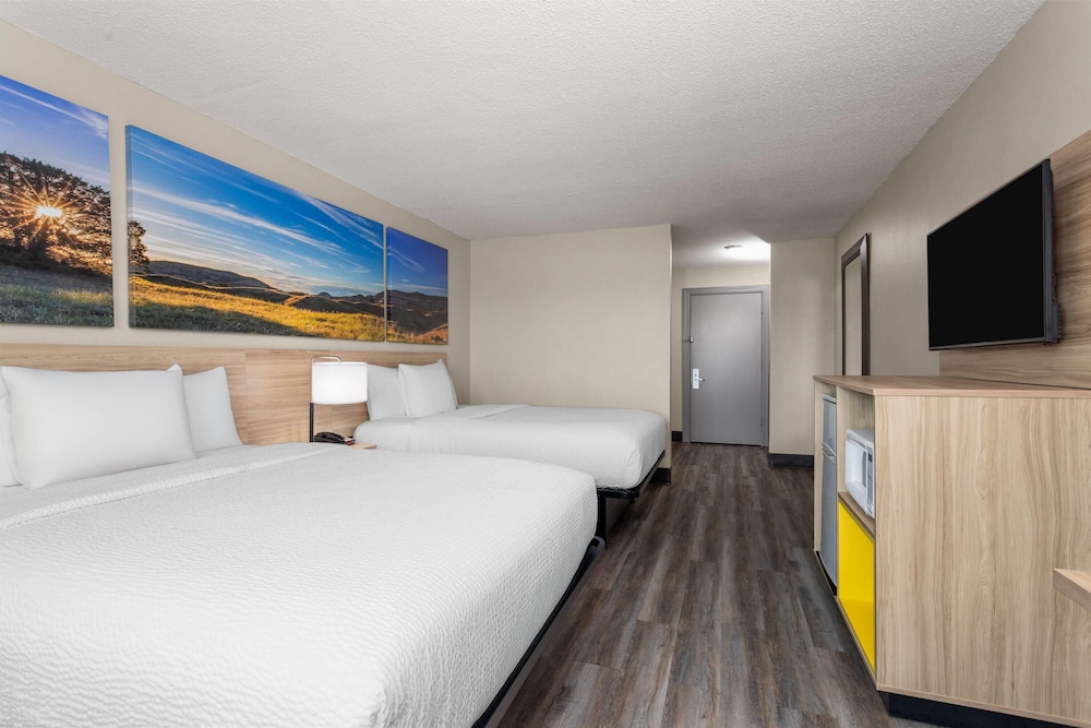 Days Inn and Suites by Wyndham Hammond, IN 11/50