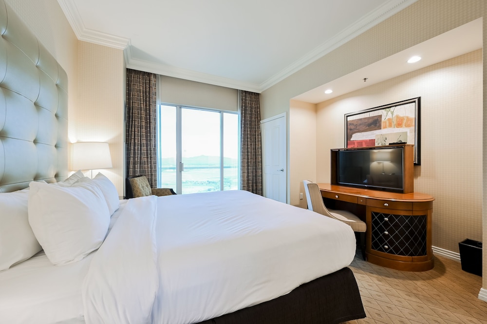 Stripviewsuites At Signature 20/73