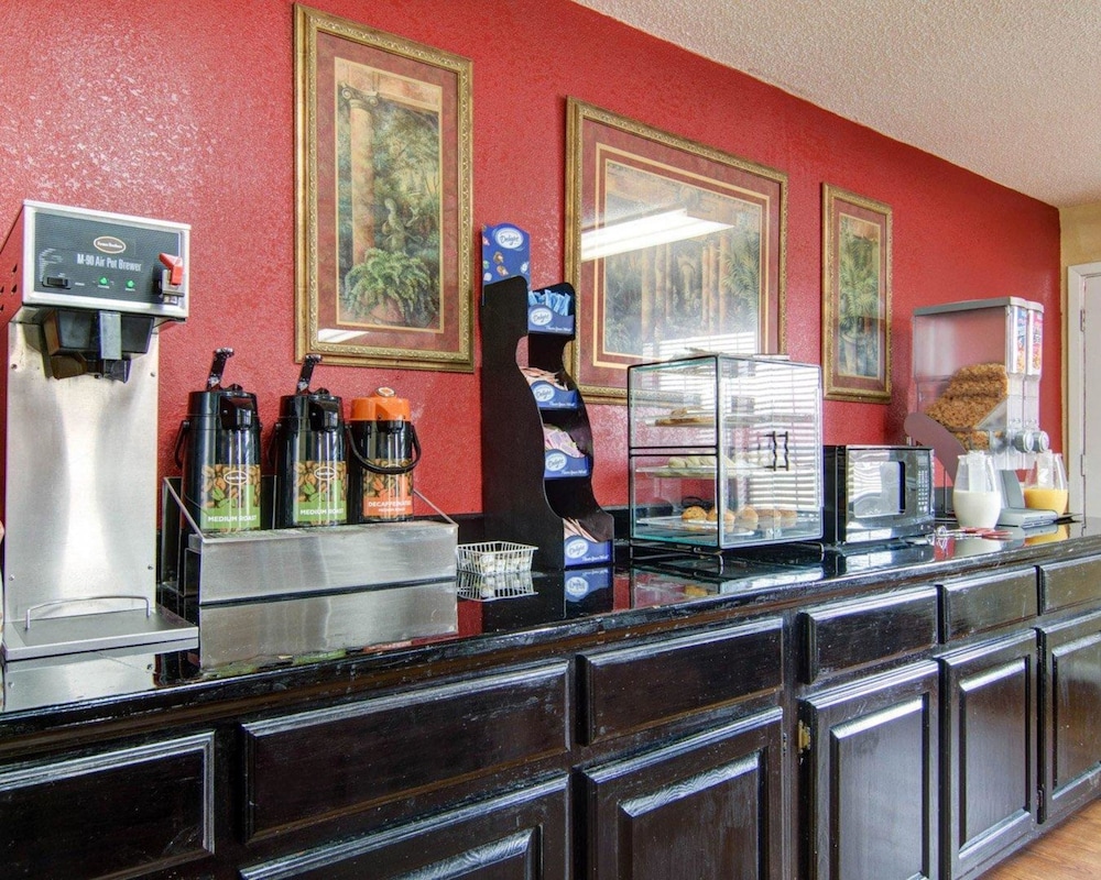 Econo Lodge Pine Bluff AR 34/35