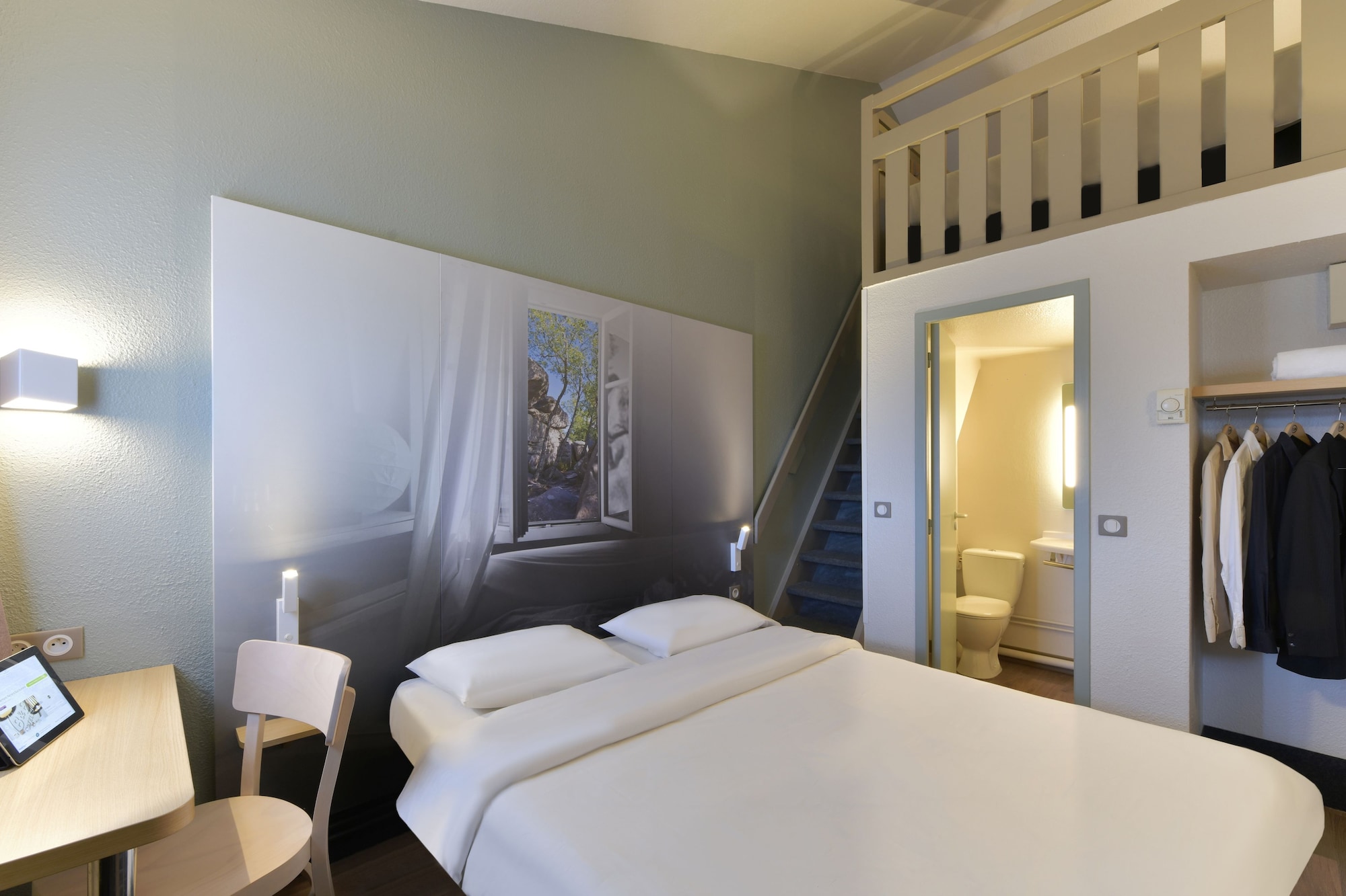 ROOM, QUADRUPLE