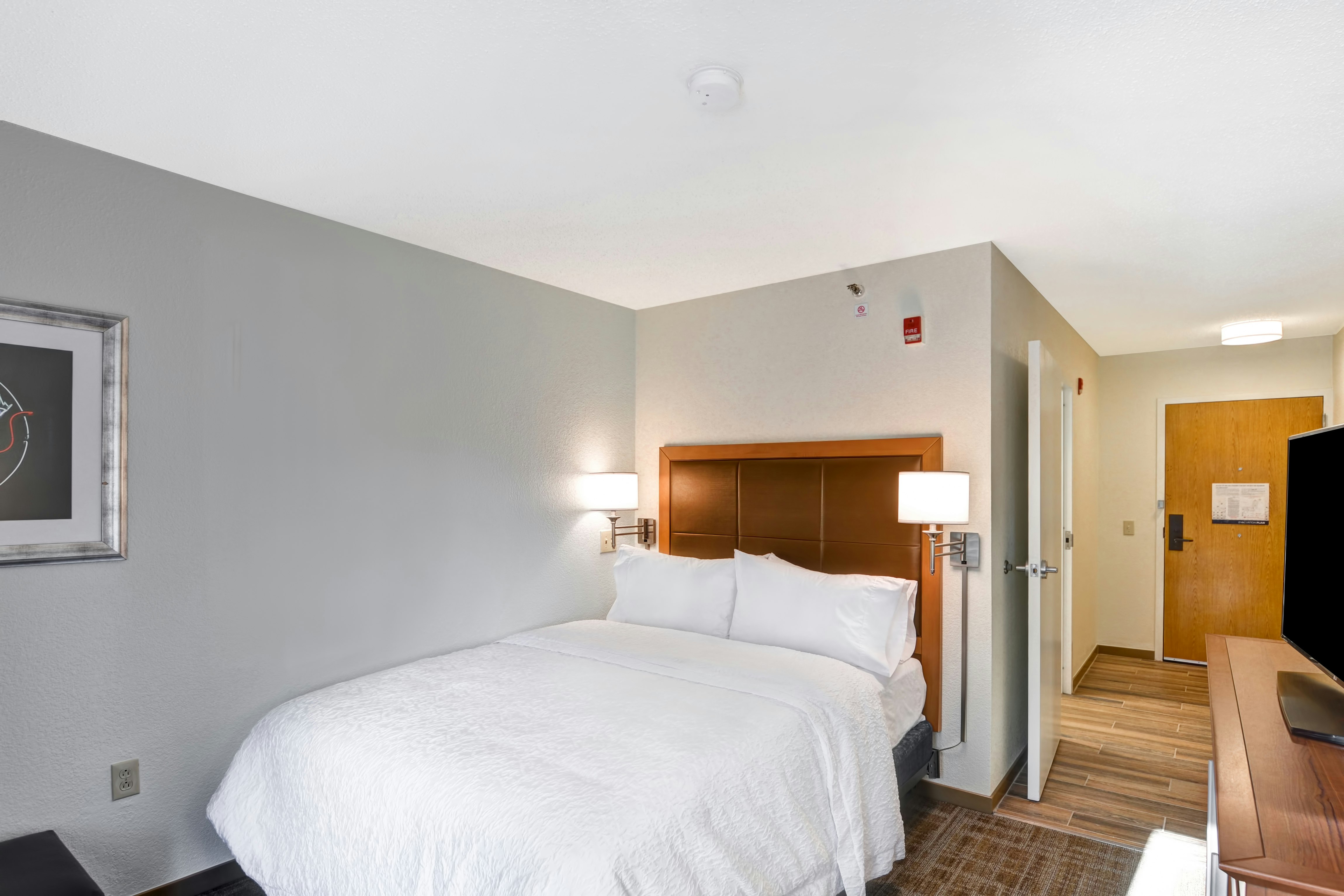 ROOM, QUEEN BED, ACCESSIBLE