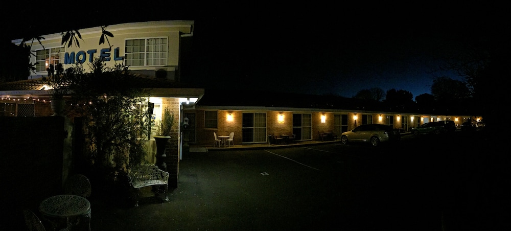 WHITE LANTERNS MOTEL 4/60