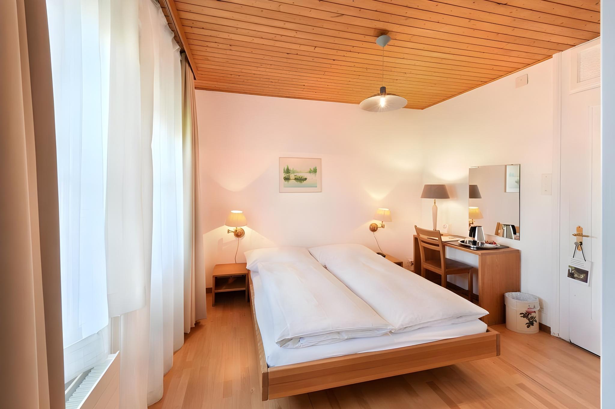 ROOM, DOUBLE BED