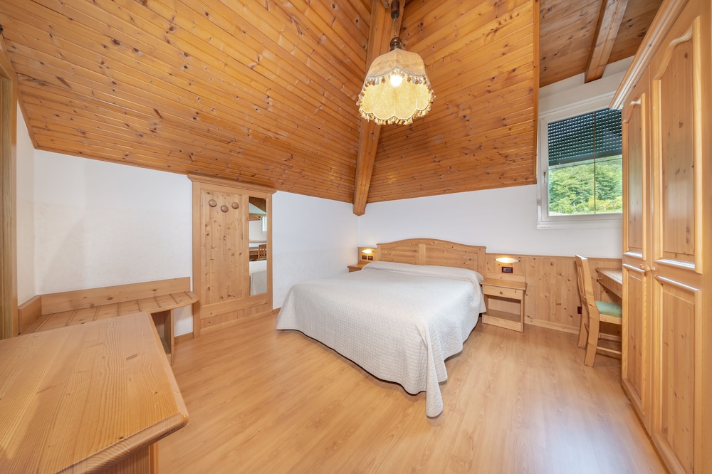 ROOM, DOUBLE BED, SMALL