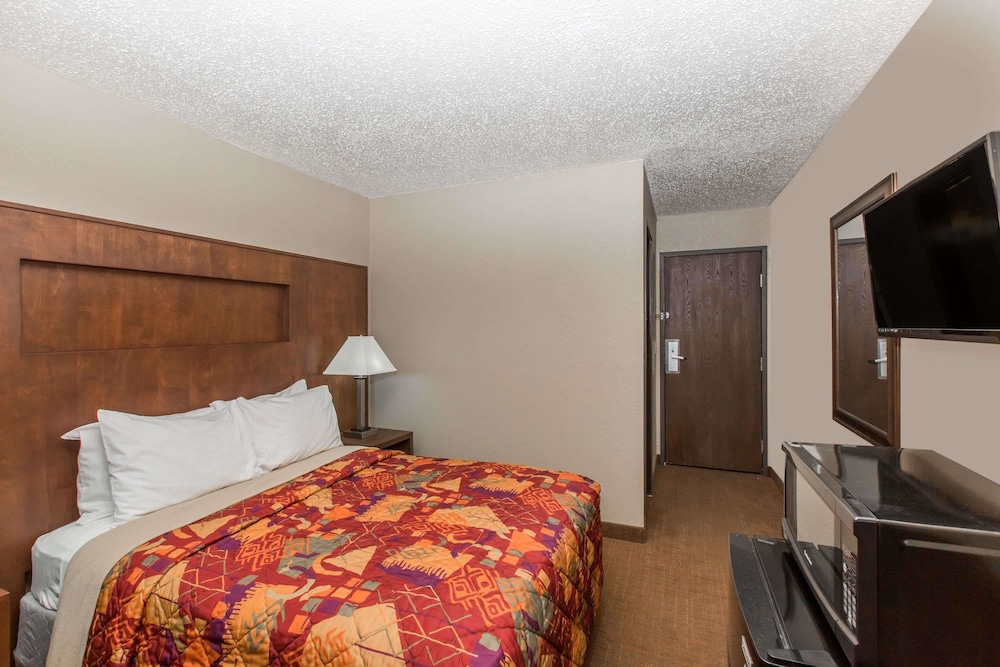 Days Inn By Wyndham Pierre 12/33