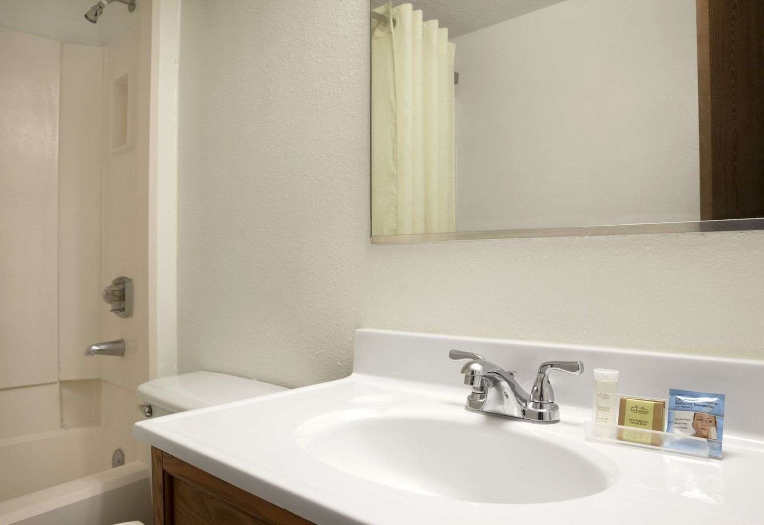 Super 8 by Wyndham Council Bluffs IA Omaha NE Area 13/13
