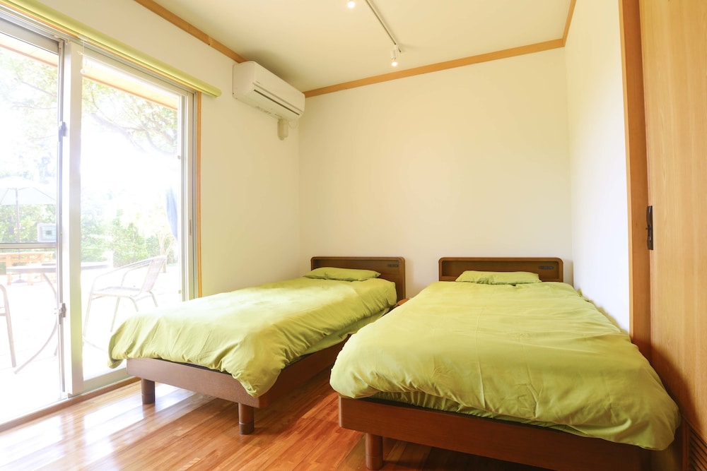 ROOM, TWIN BEDS