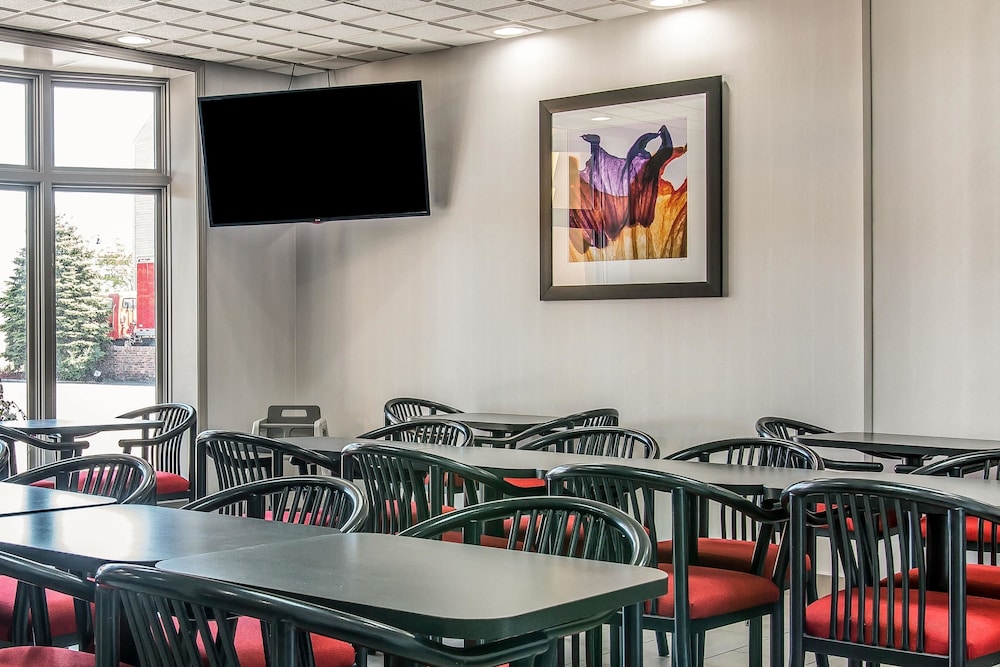 Quality Inn & Suites Livonia - Detroit 35/38