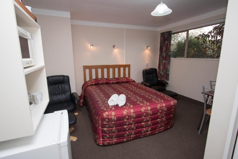 Commodore Motor Lodge 25/58