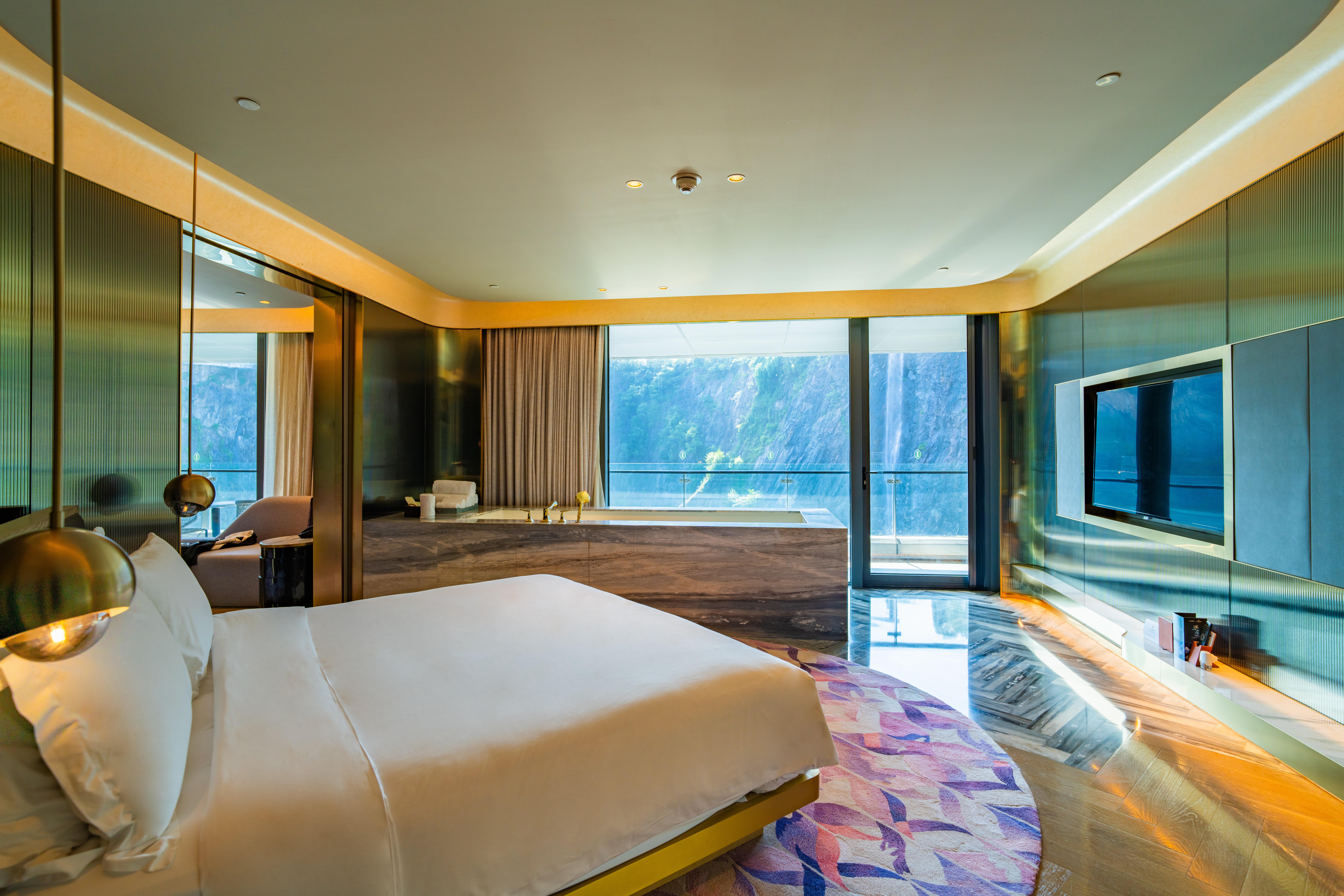 Suite, King Bed, Waterfall View