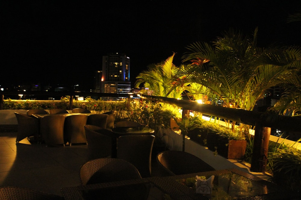 Hotel Sapphire 63/68