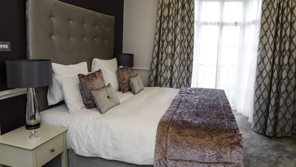 جناح سوبيريور بسرير كينج مع أريكة بحوض جاكوزي، Queens Court Hotel 1/2