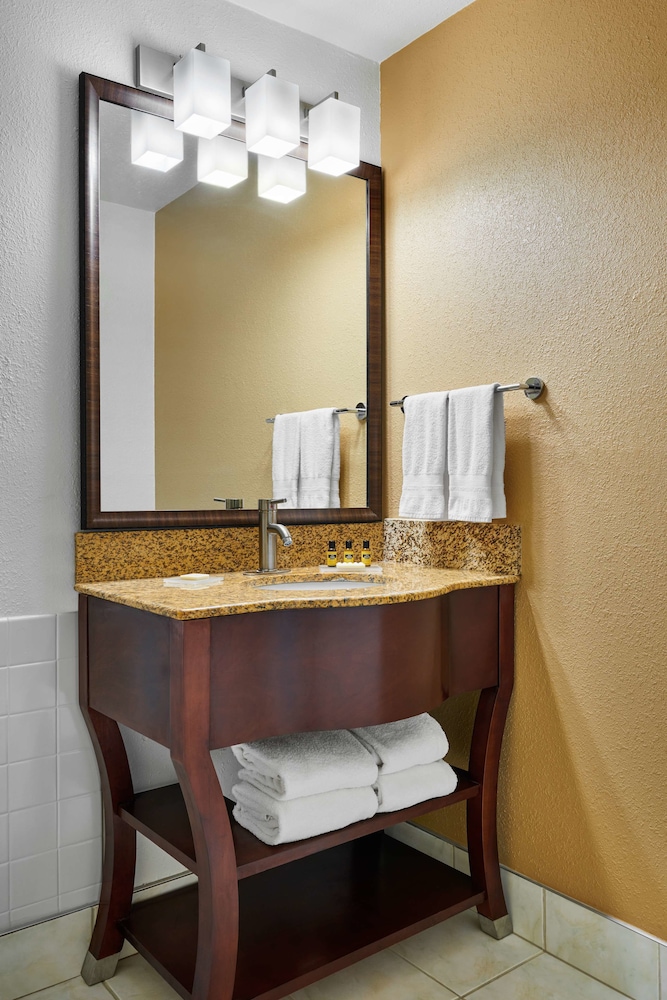 Best Western Plus Milwaukee Airport Hotel & Conference Center 37/39