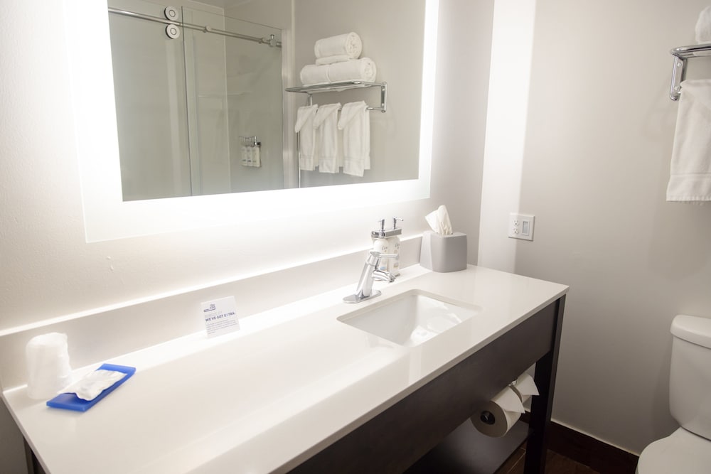 غرفة قياسية بسرير كينج مع أريكة، Holiday Inn Express Marshfield (Springfield Area) 4/4
