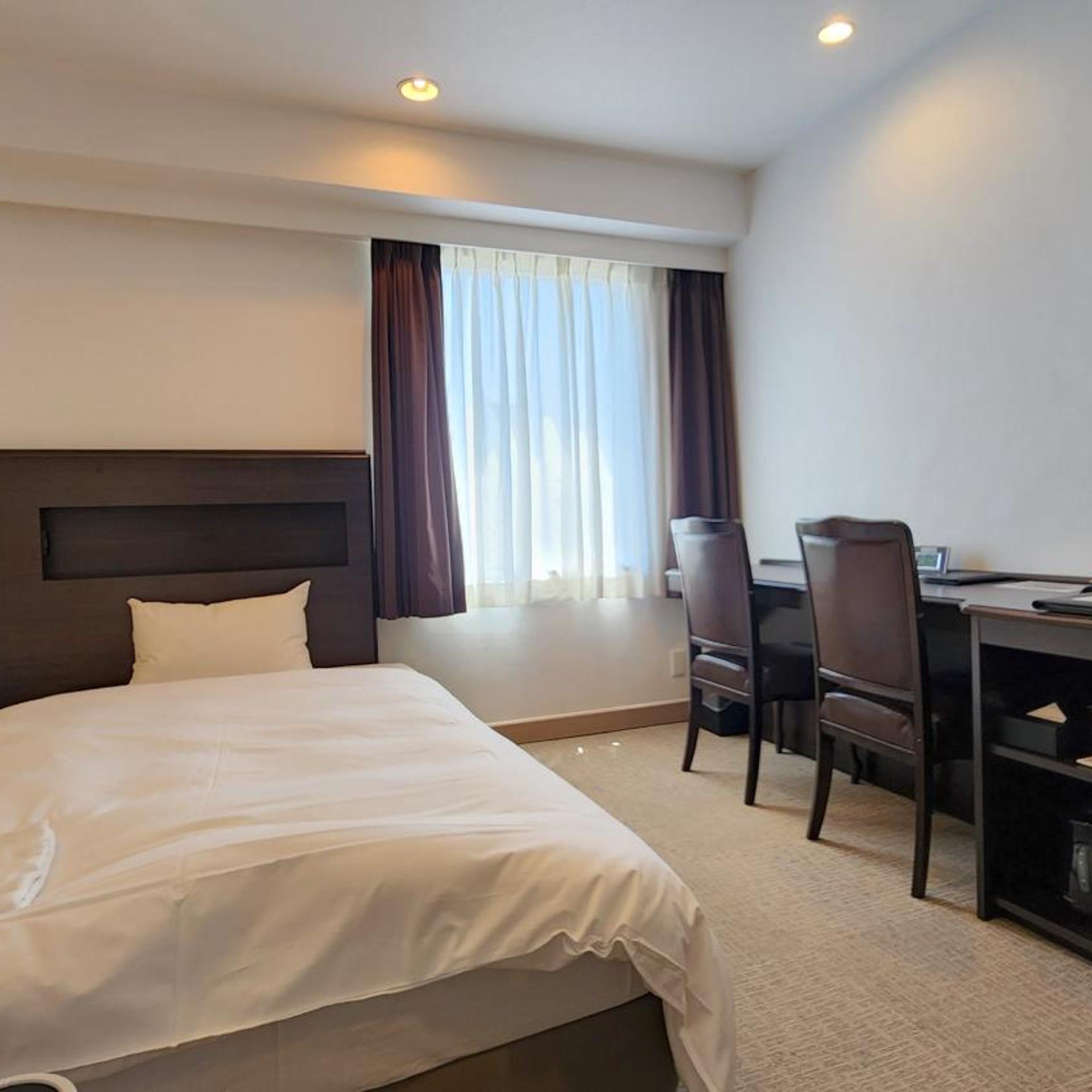 غرفة بسريرين منفصلين