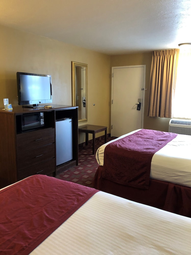 Days Inn & Suites by Wyndham Logan 14/37