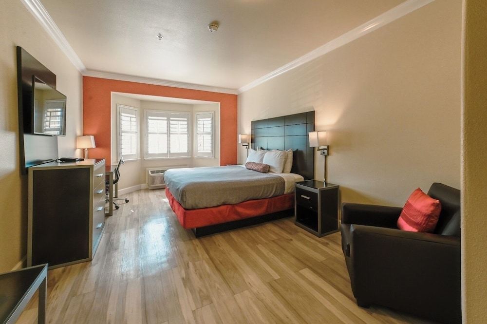 Gateway Inn and Suites Hotel 26/46