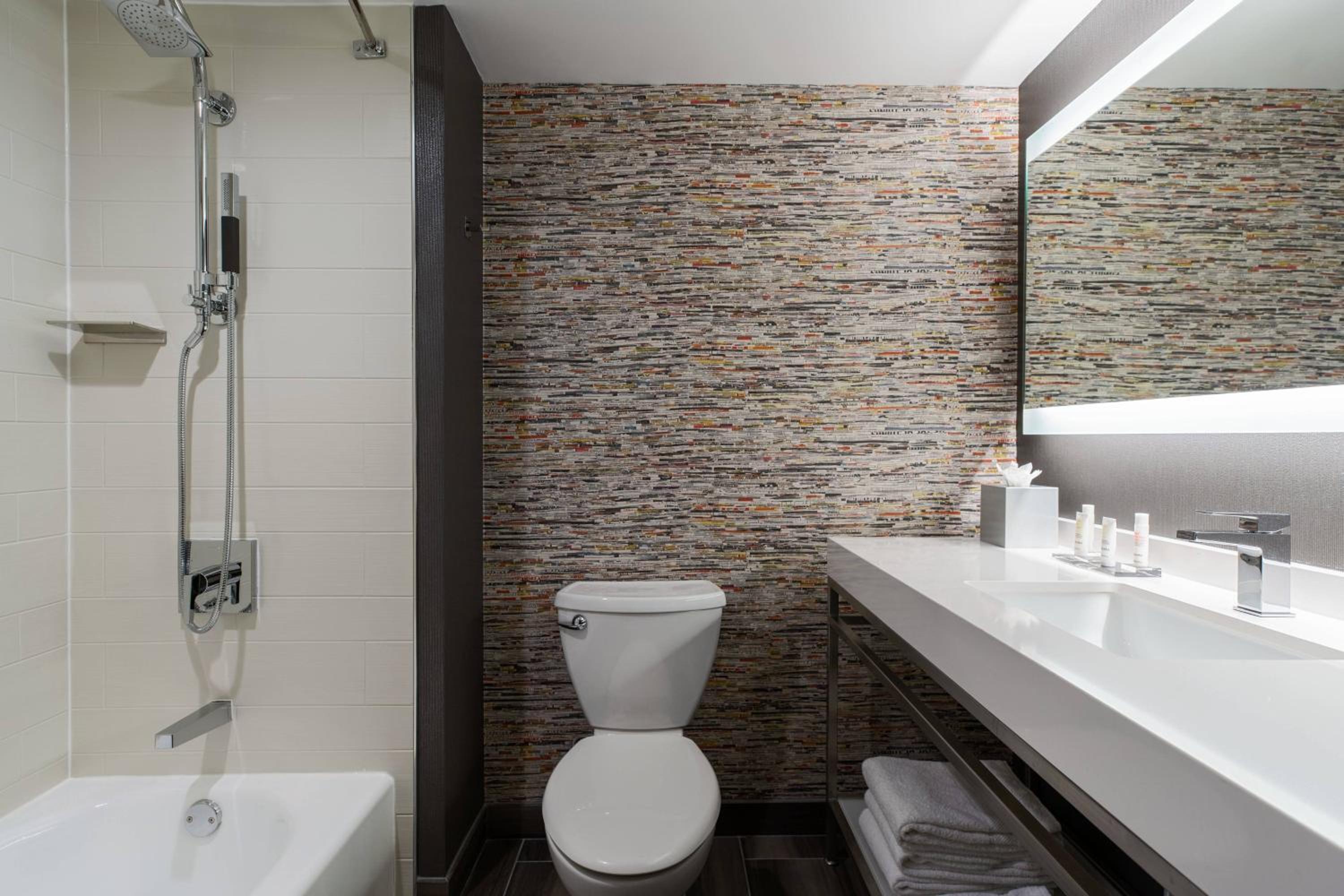 Room, 2 Queen Beds, Harbour View, Concierge Level، Baltimore Marriott Waterfront 2/5