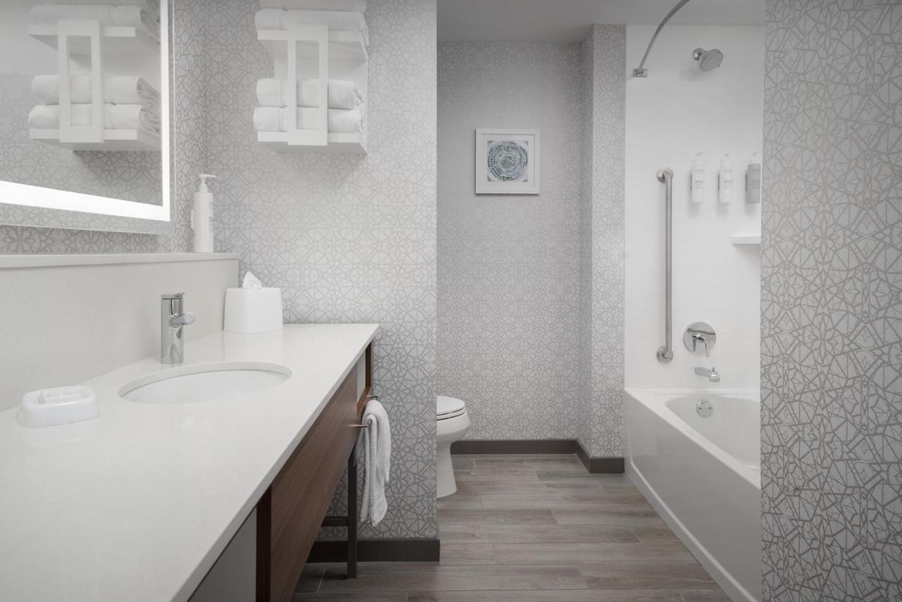 Room, King Bed, Peloton, Ground Floor، Hampton Inn and Suites Naples South FL 2/2