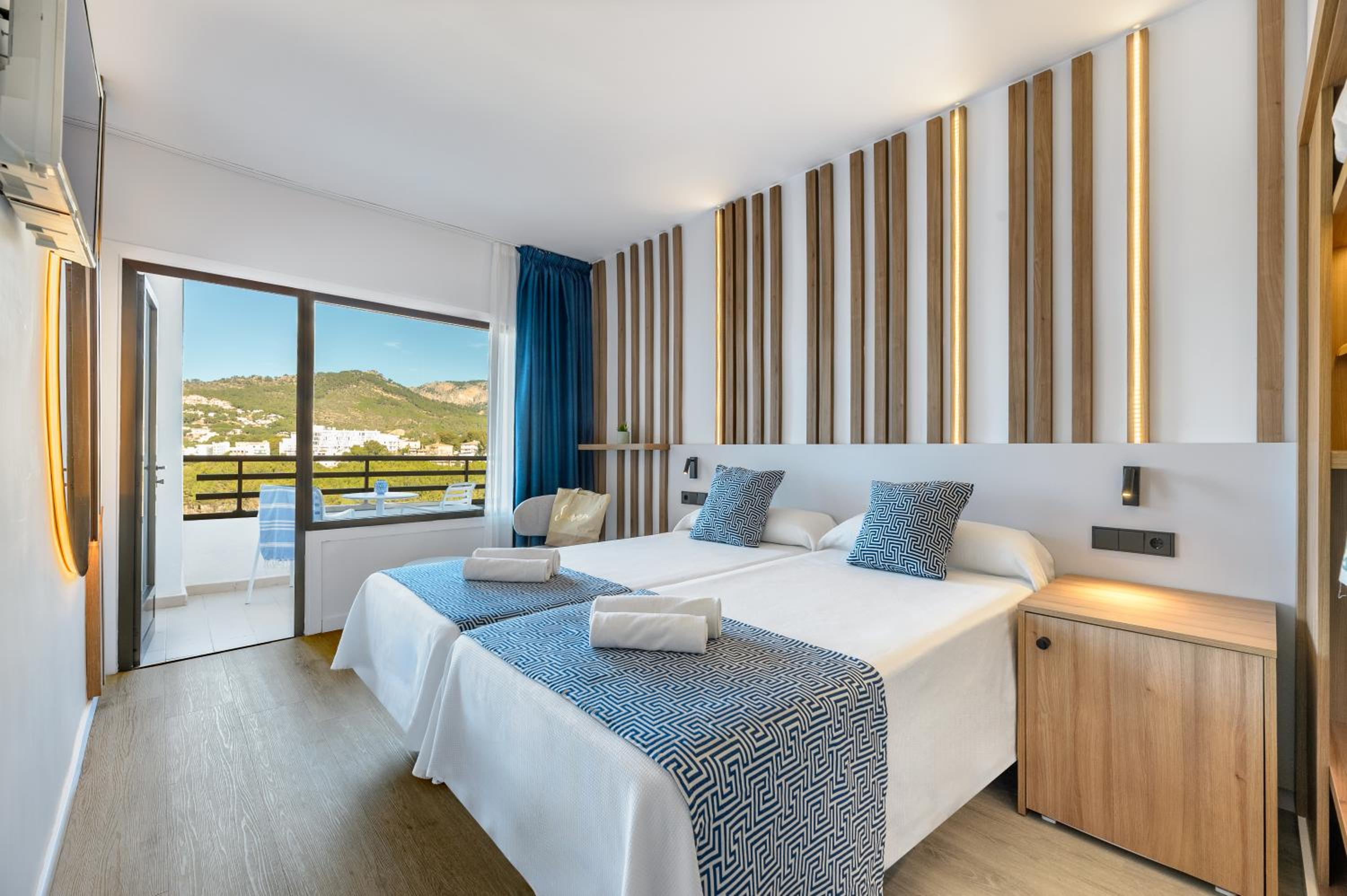 Room, Twin Beds, Lateral Side Sea View