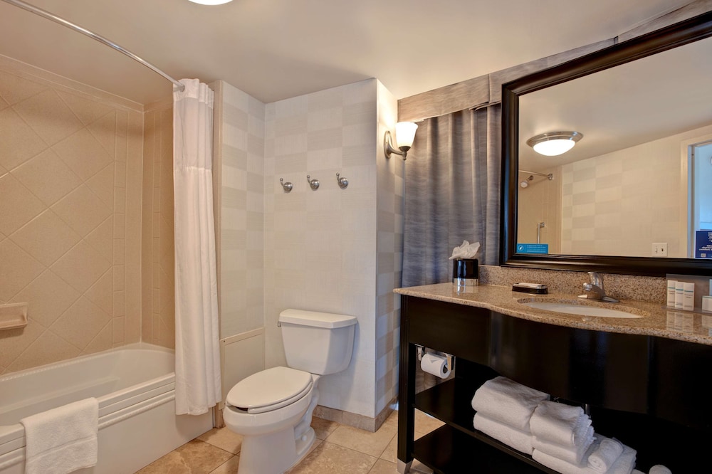 Hampton Inn & Suites Greenville Downtown RiverPlace 5/52