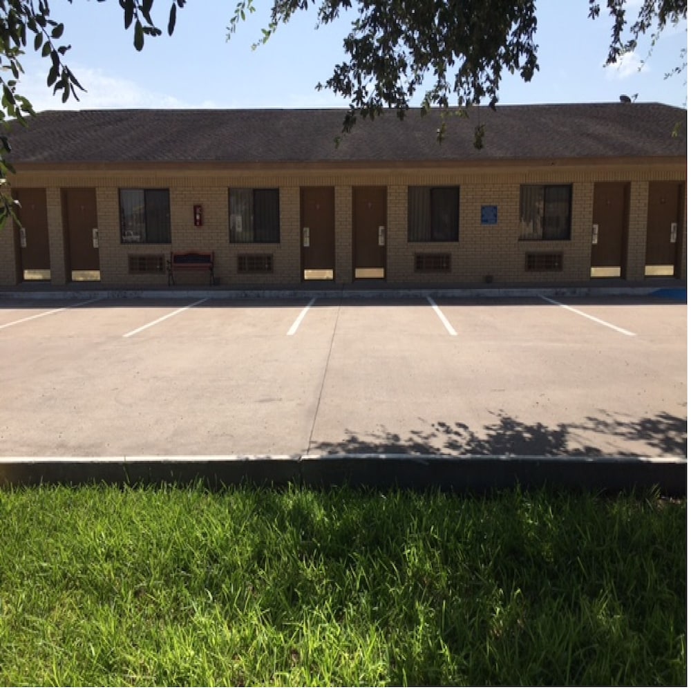 Executive Inn Hebbronville 41/43
