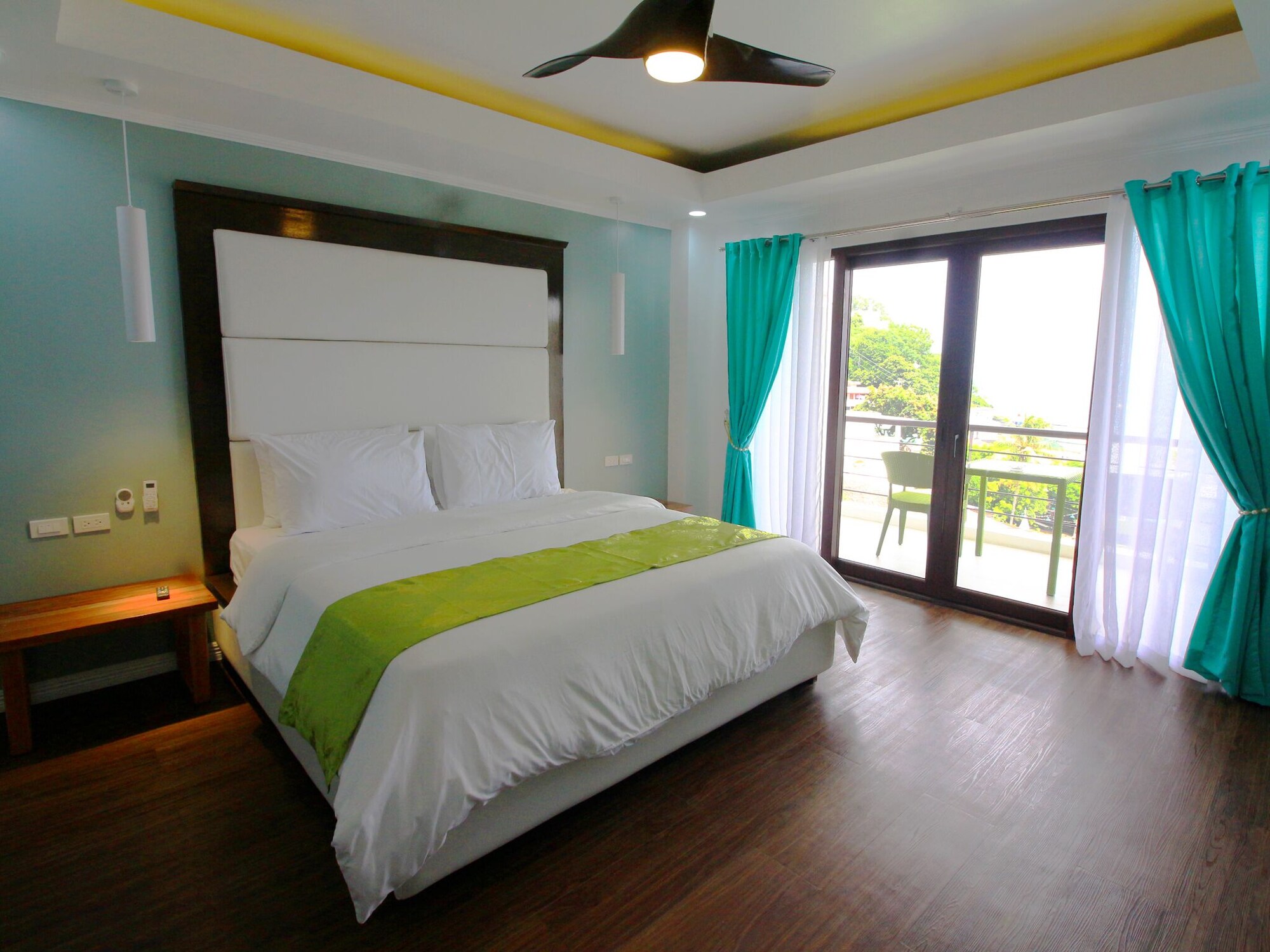 JUNIOR SUITE, KING BED, SEA VIEW