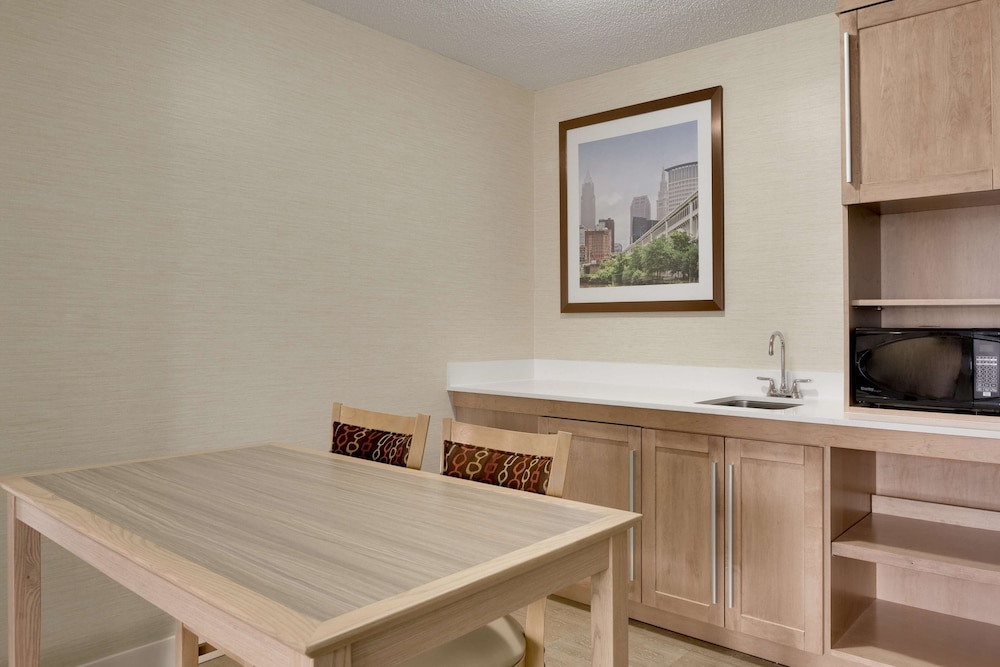 Hampton Inn Suites Cleveland Independence 33/40