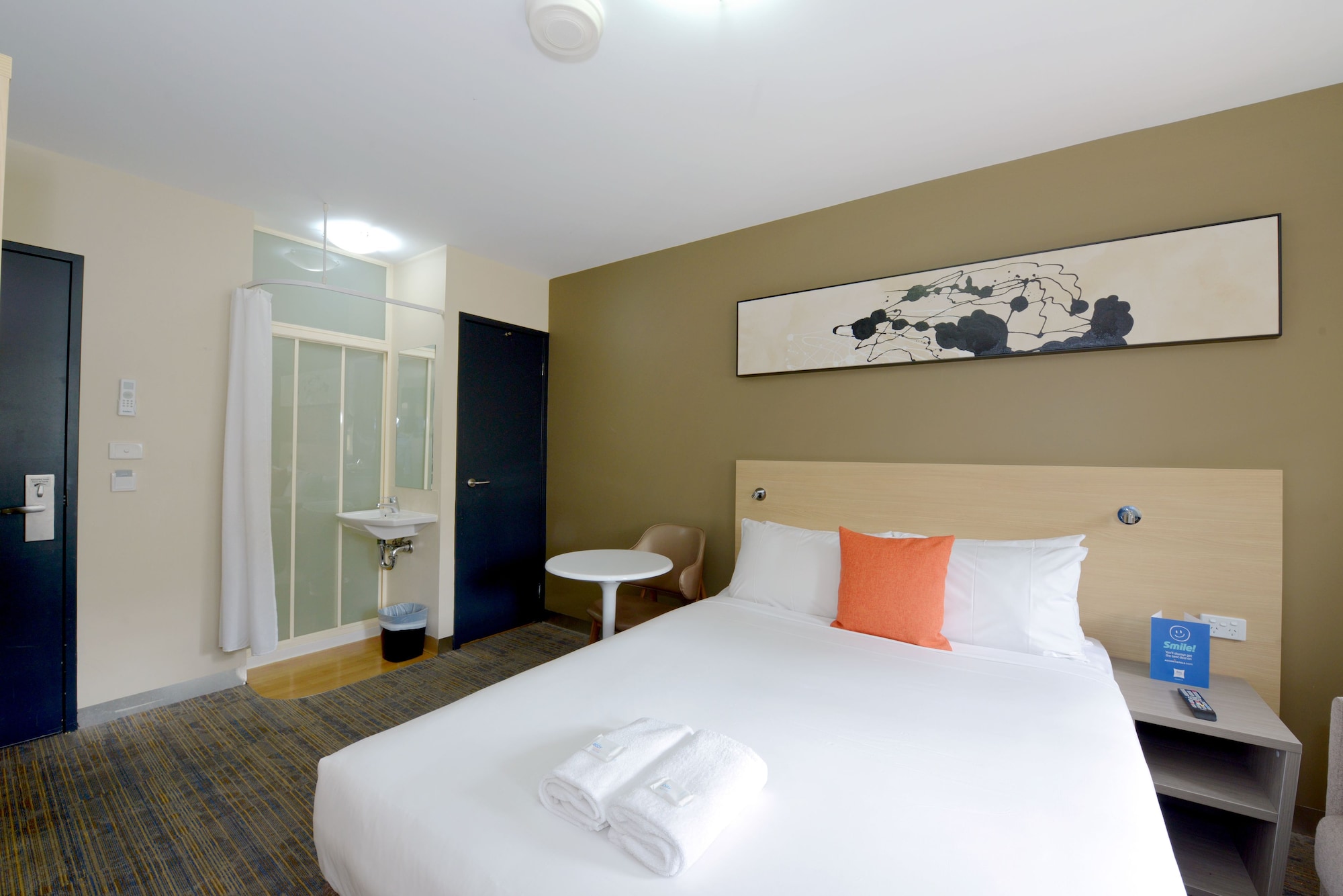 STANDARD, QUEEN BED