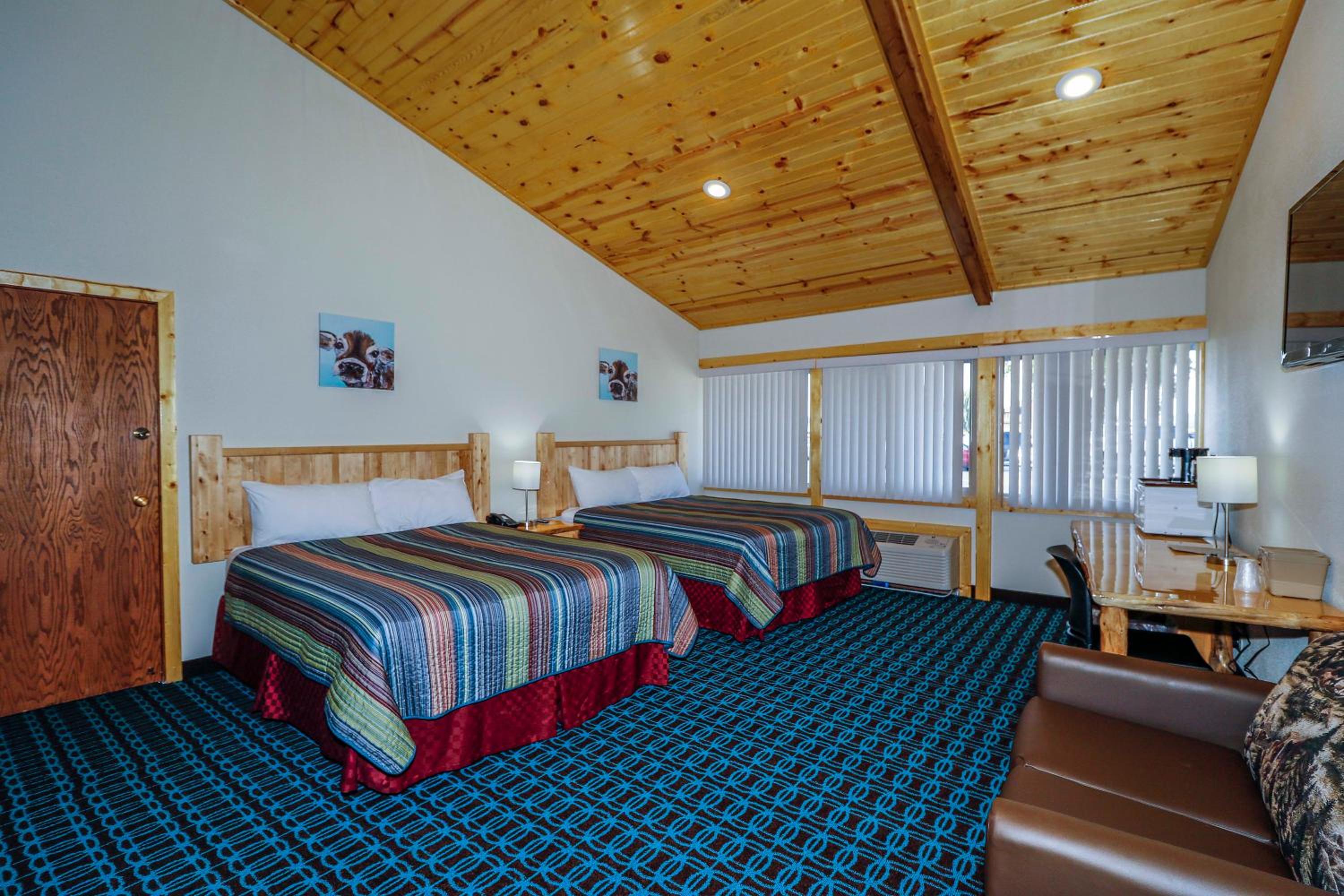 Signature, 2 Queen Beds