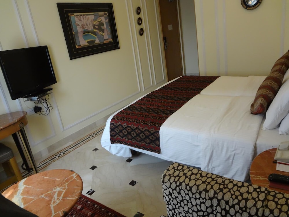 Regency Hotel 24/53