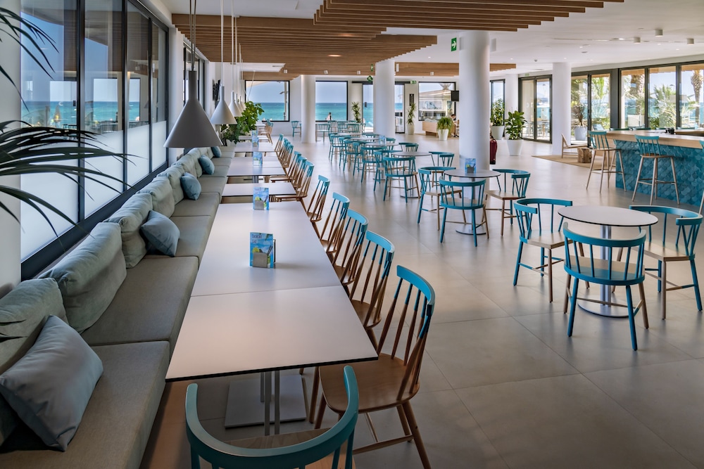 Caprici Beach Hotel & Spa 32/44