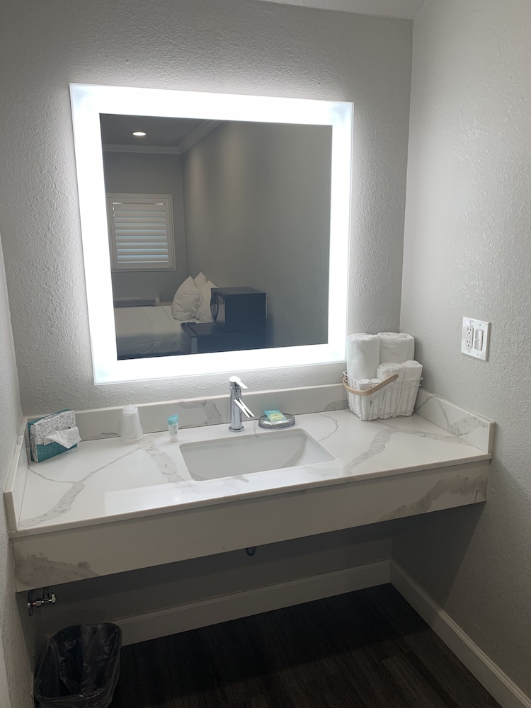 Elmwood Motel 15/15