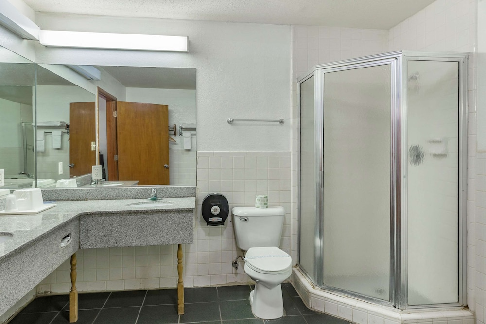 Econo Lodge Inn & Suites Albany North 20/41