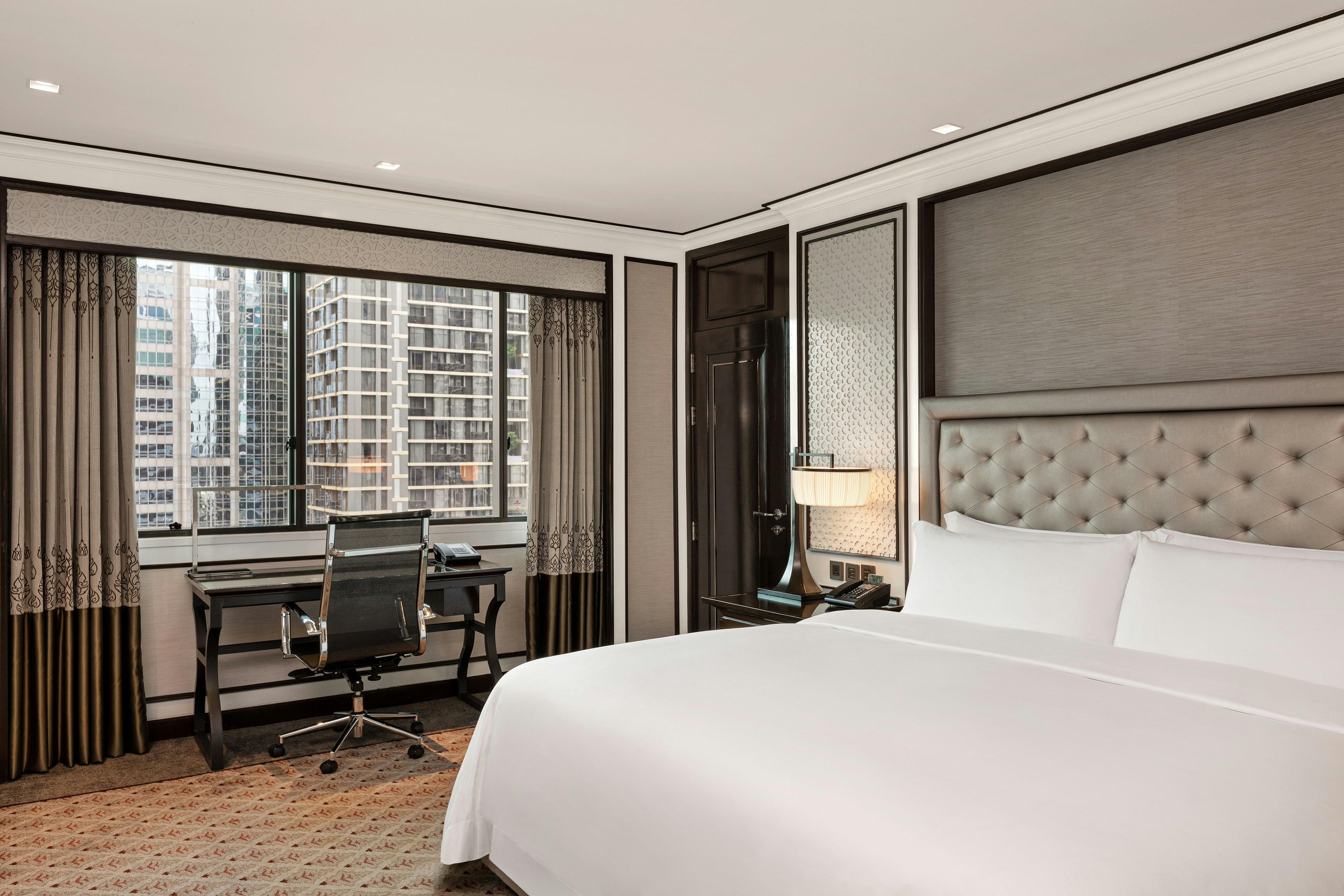 Room, King Bed, THE ATHENEE HOTEL, A LUXURY COLLECTION HOTEL BANGKOK 2/3