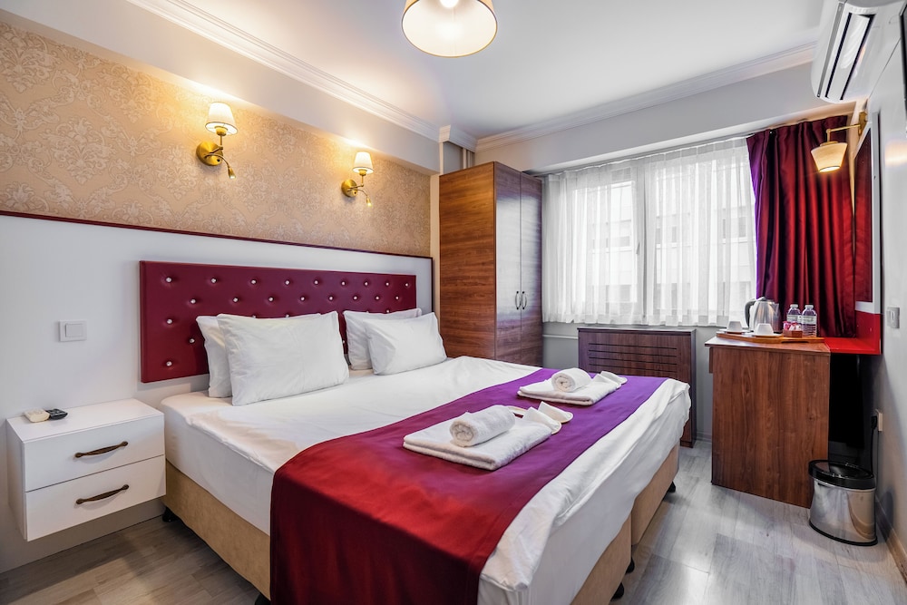STANDARD, QUEEN BED, CITY VIEW