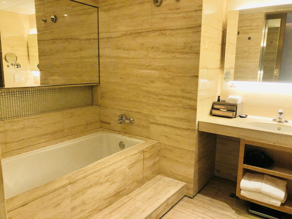 DELUXE, DOUBLE BED