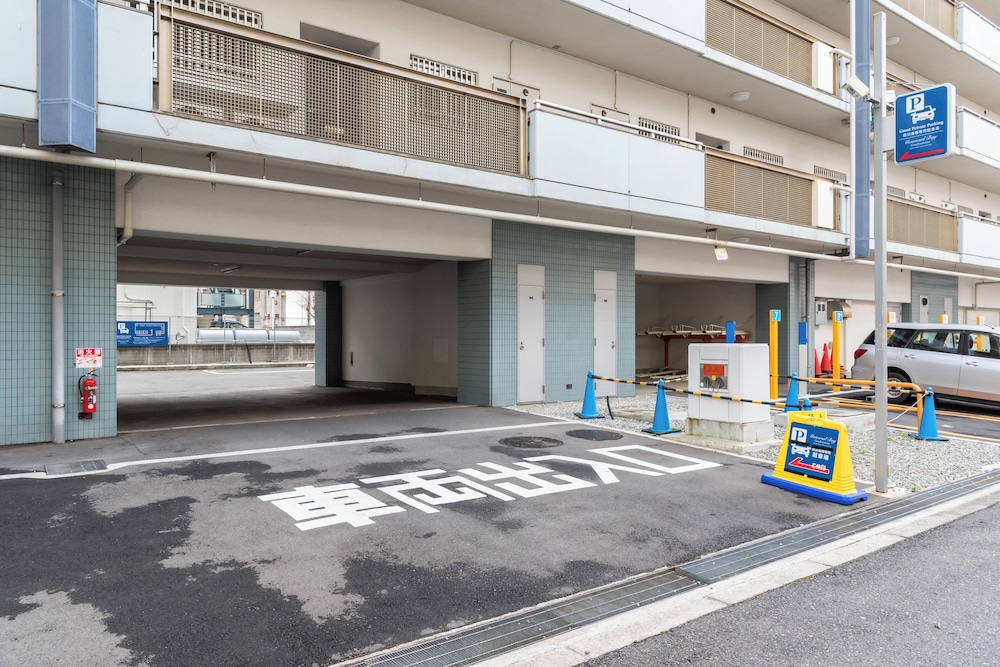 Universal Bay Condominium 52/60