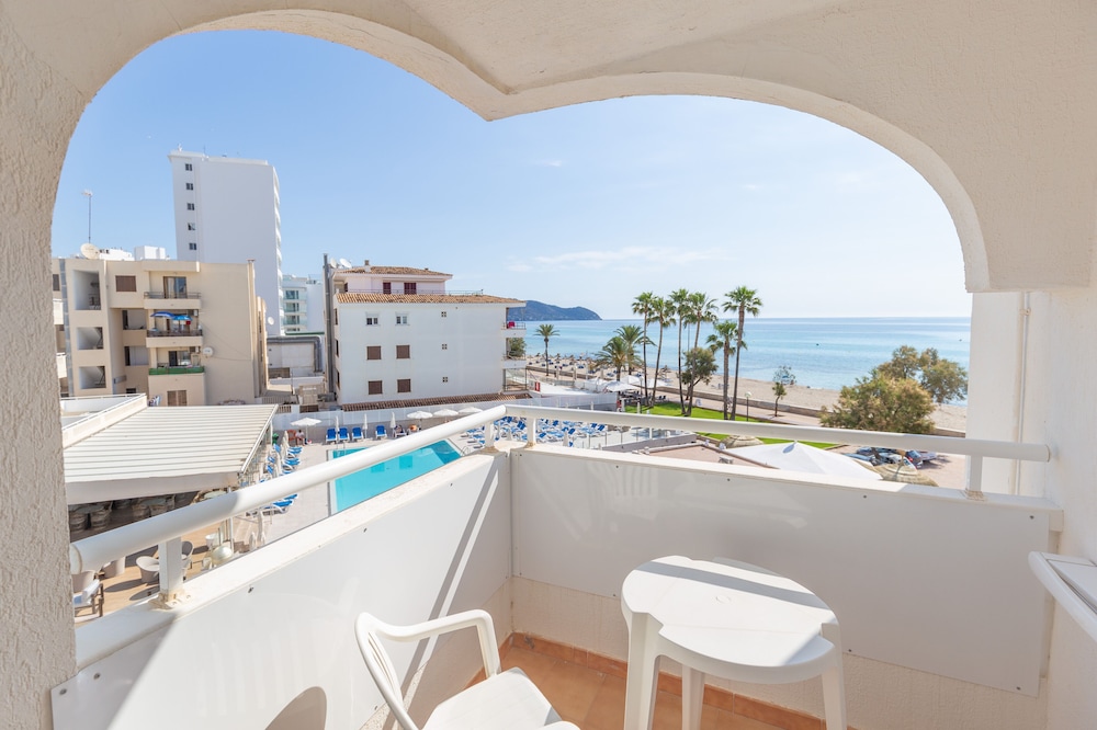 R2 Veronica Beach Hotel 26/48