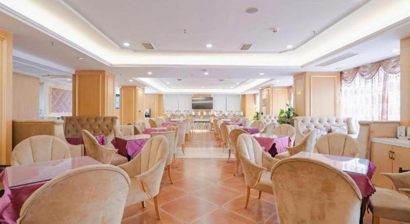 Vienna Hotel (North Square of Chengdu North Railway Station) 36/50