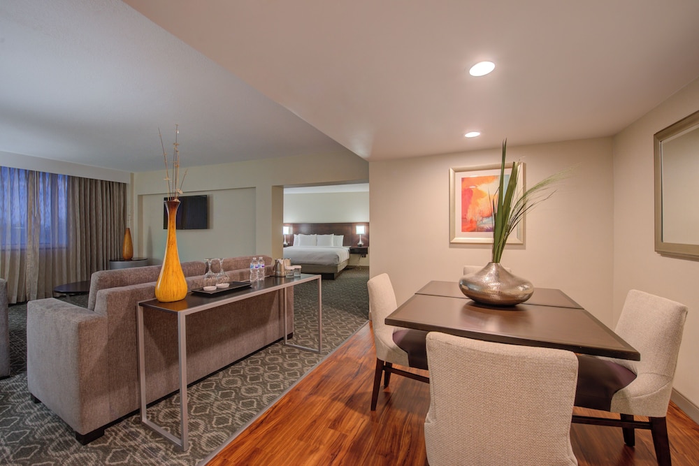 The Brookhaven Atlanta Hotel 35/52