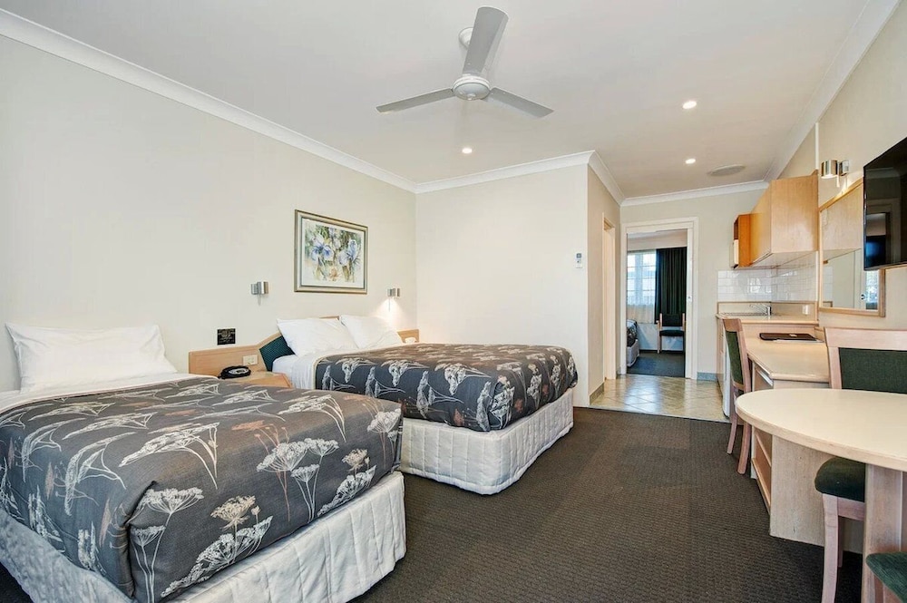 2 Bedrooms, Family, Suite, 1 Queen and 4 Single Beds