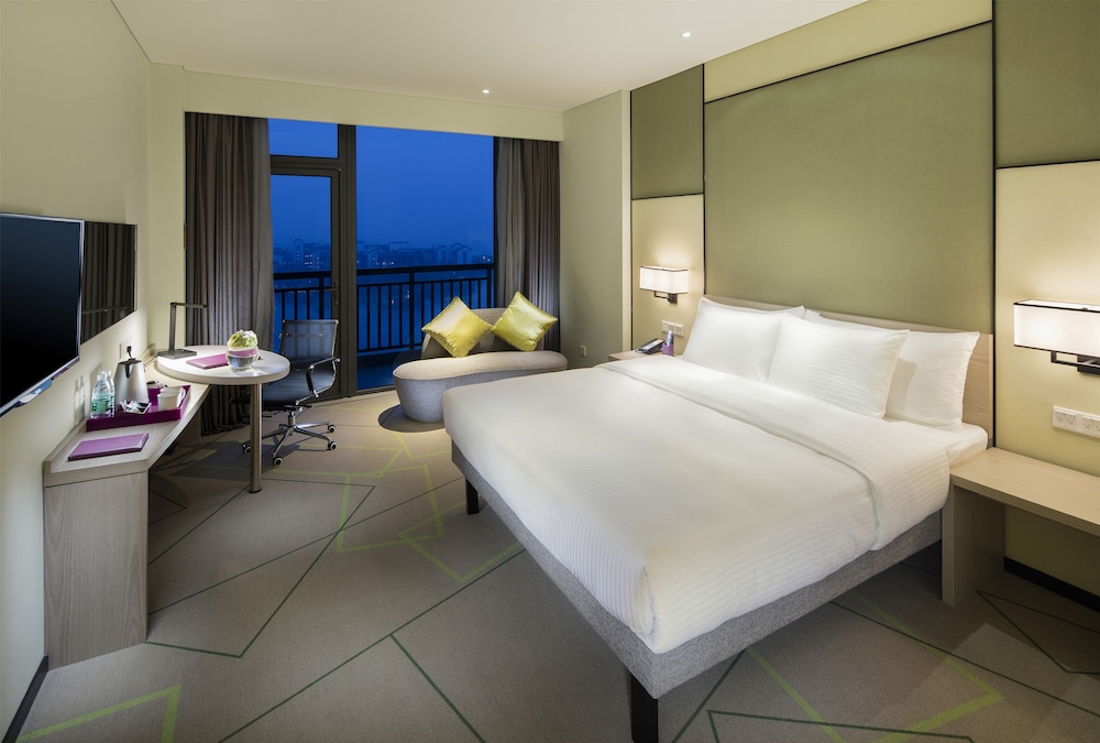 SUPERIOR, TWIN BEDS, LAKE VIEW